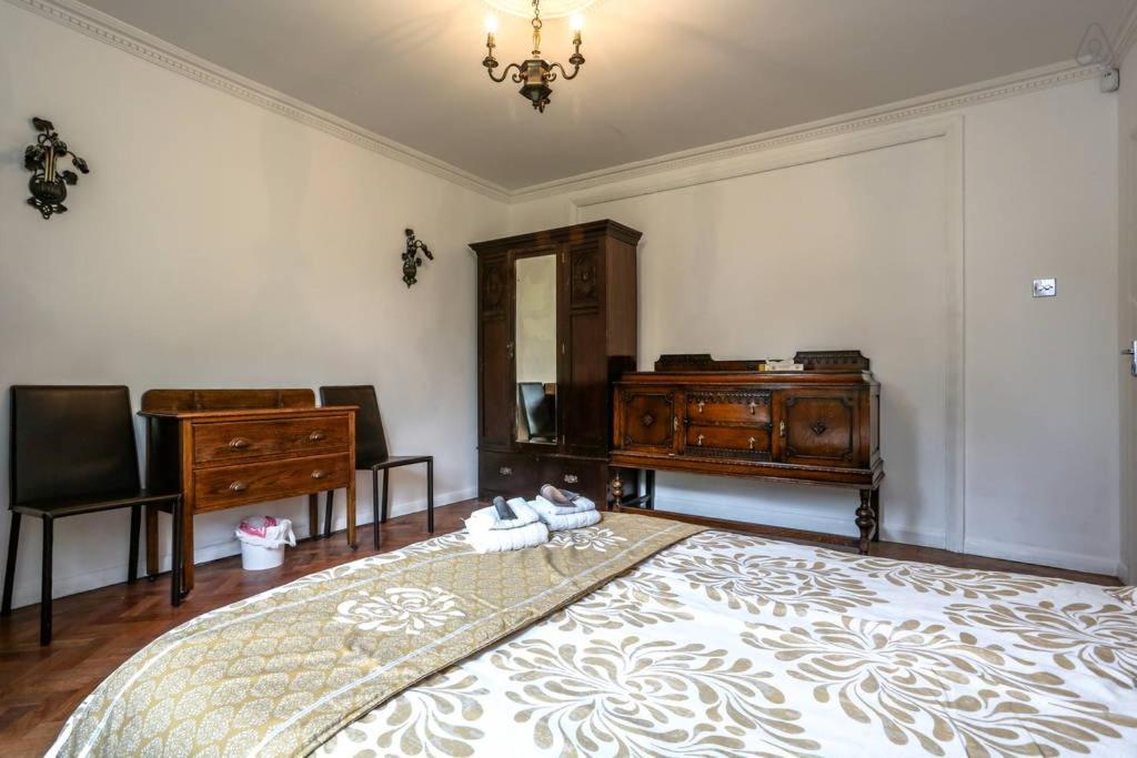 Oyo Guest House Ellipse Whetstone Екстер'єр фото