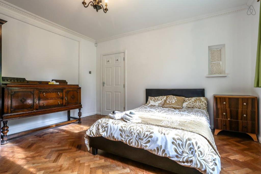 Oyo Guest House Ellipse Whetstone Екстер'єр фото