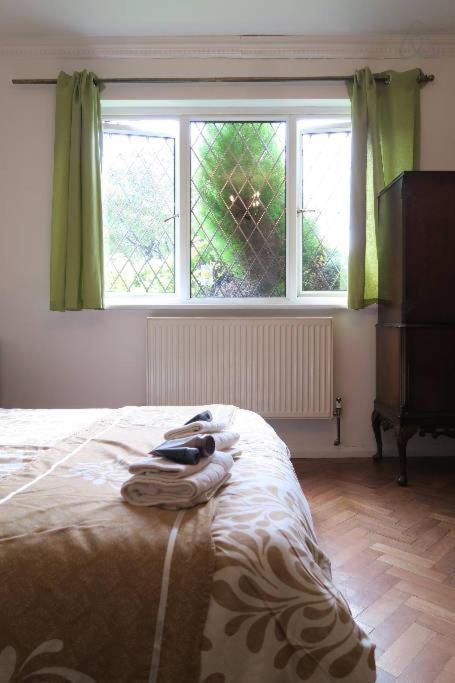 Oyo Guest House Ellipse Whetstone Екстер'єр фото