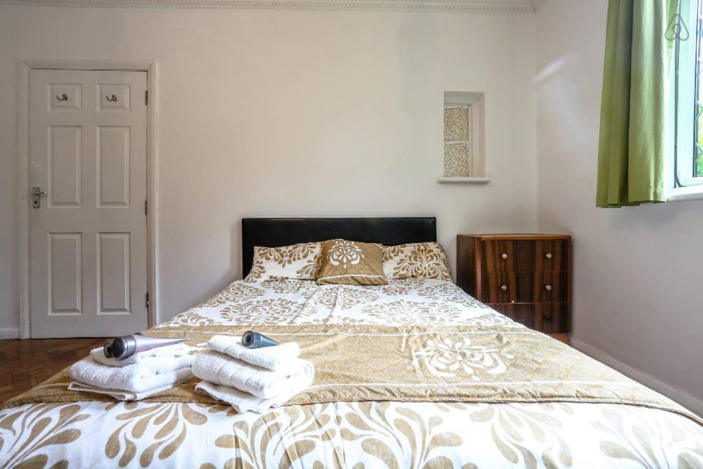 Oyo Guest House Ellipse Whetstone Екстер'єр фото