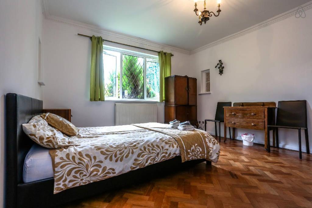 Oyo Guest House Ellipse Whetstone Екстер'єр фото