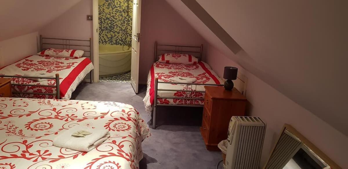 Oyo Guest House Ellipse Whetstone Екстер'єр фото