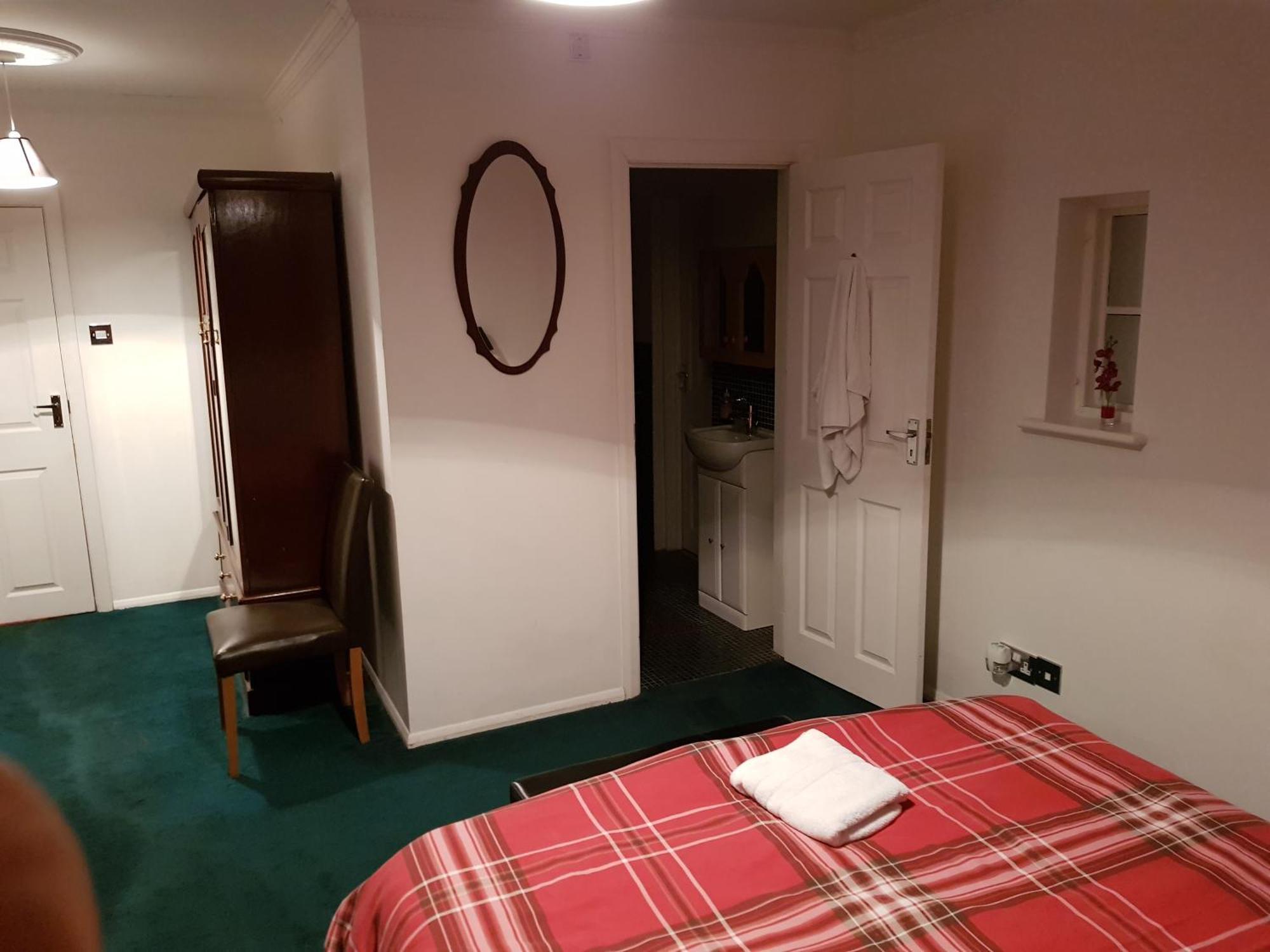 Oyo Guest House Ellipse Whetstone Екстер'єр фото