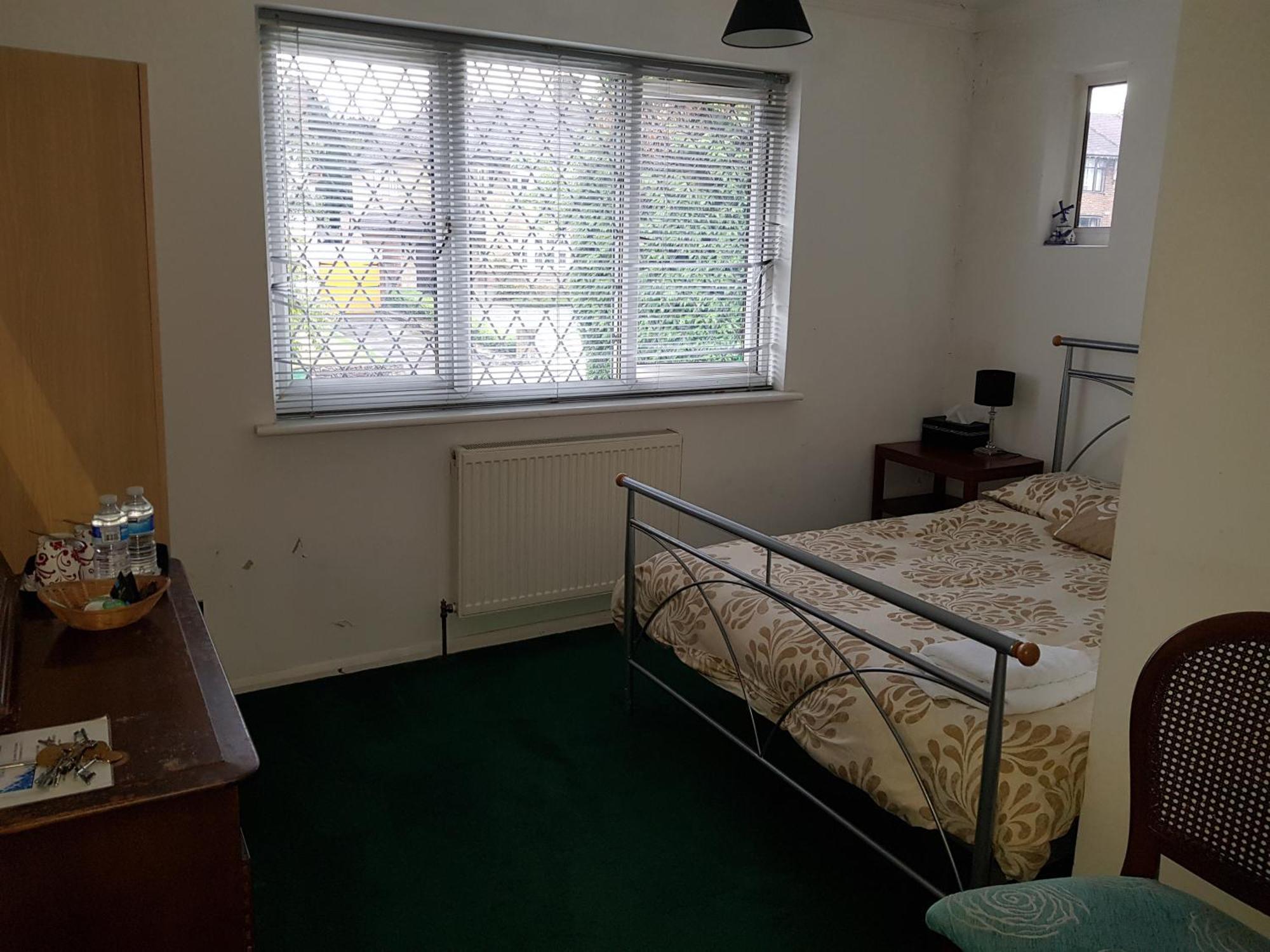 Oyo Guest House Ellipse Whetstone Екстер'єр фото