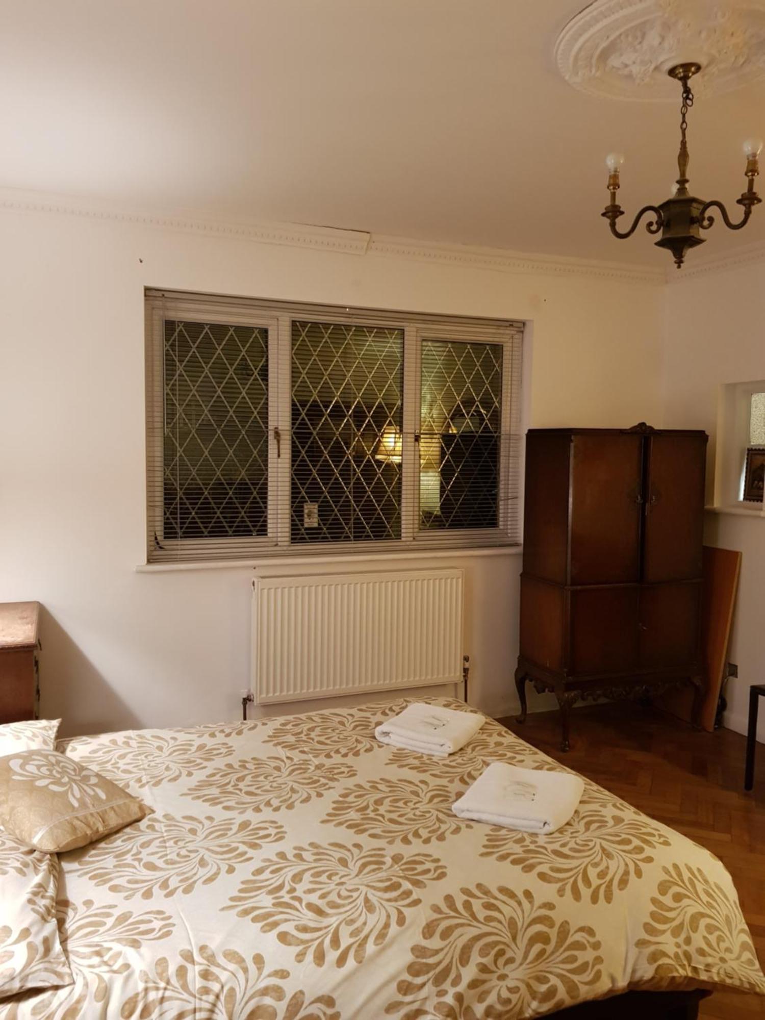 Oyo Guest House Ellipse Whetstone Екстер'єр фото