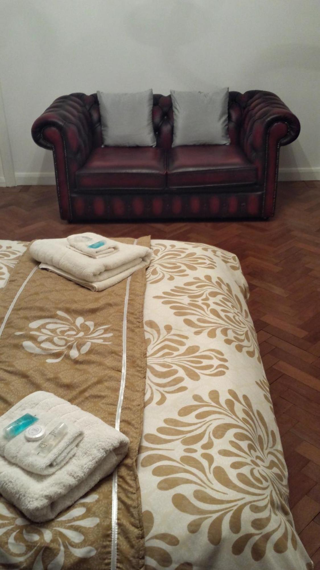 Oyo Guest House Ellipse Whetstone Екстер'єр фото