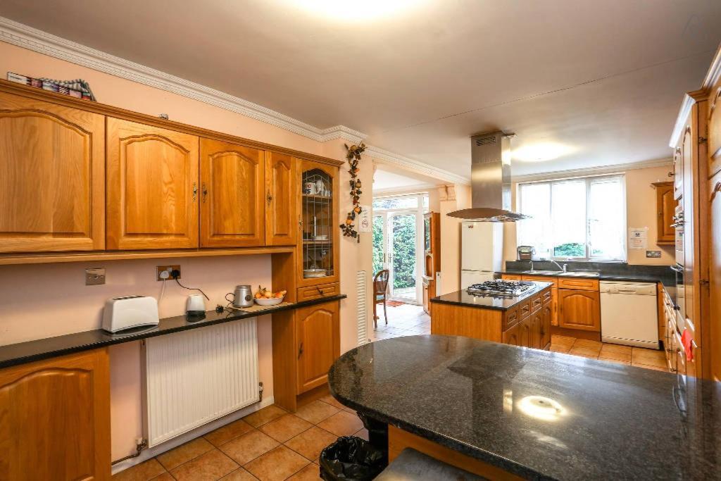 Oyo Guest House Ellipse Whetstone Екстер'єр фото